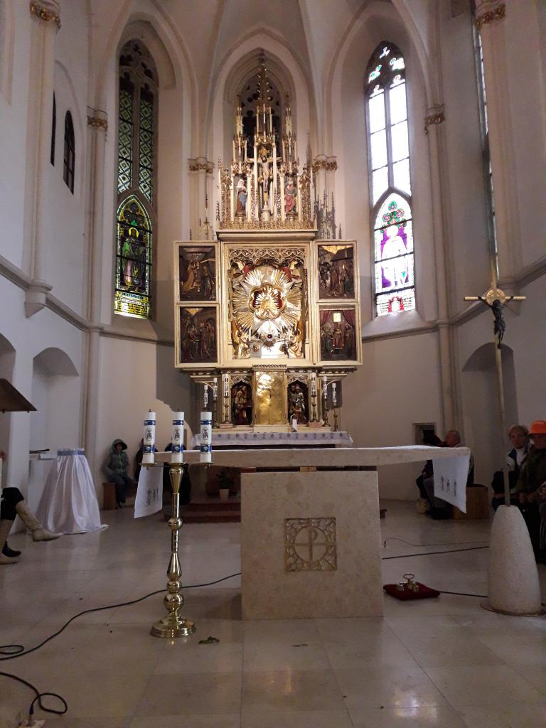 A volt pálos kegytemplom szentélye a Szűz Mária kegyszoborral