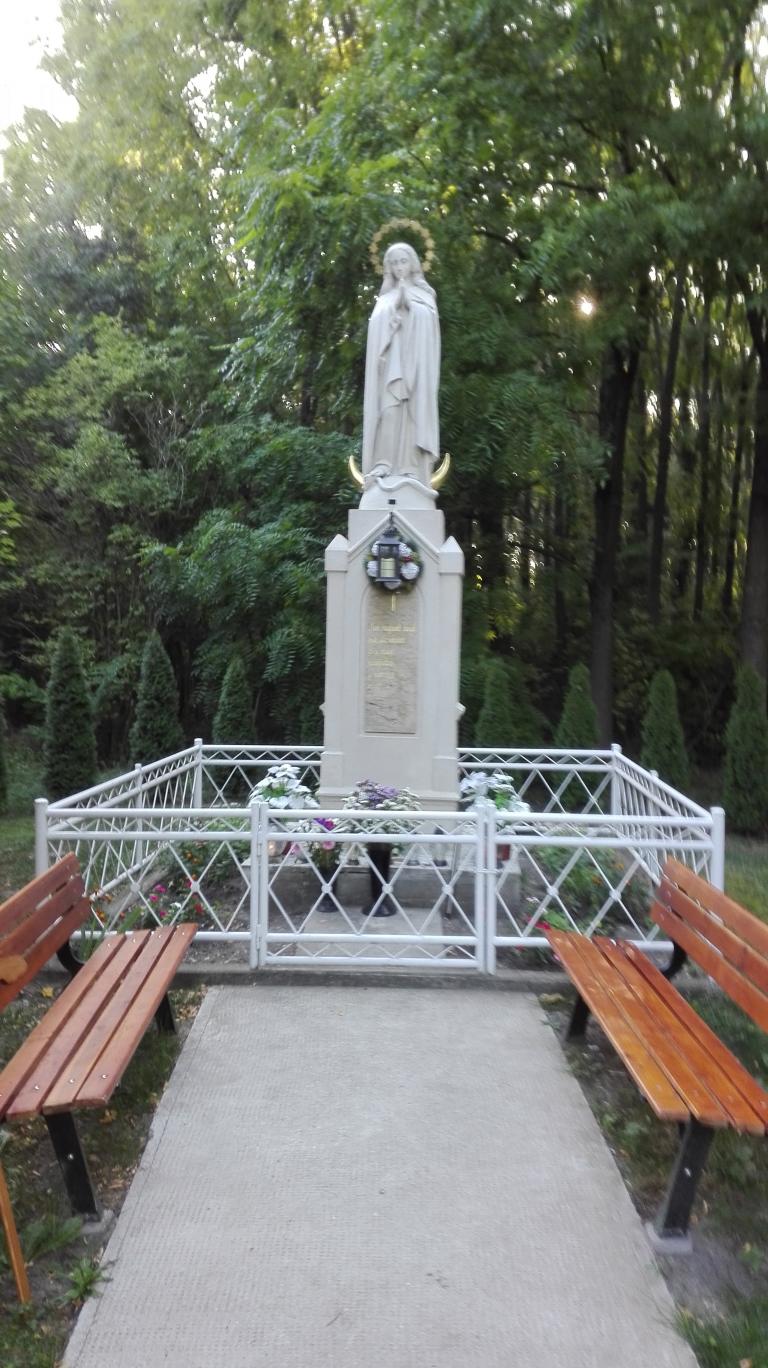 A dercsikai Szűz Mária szobor és kert