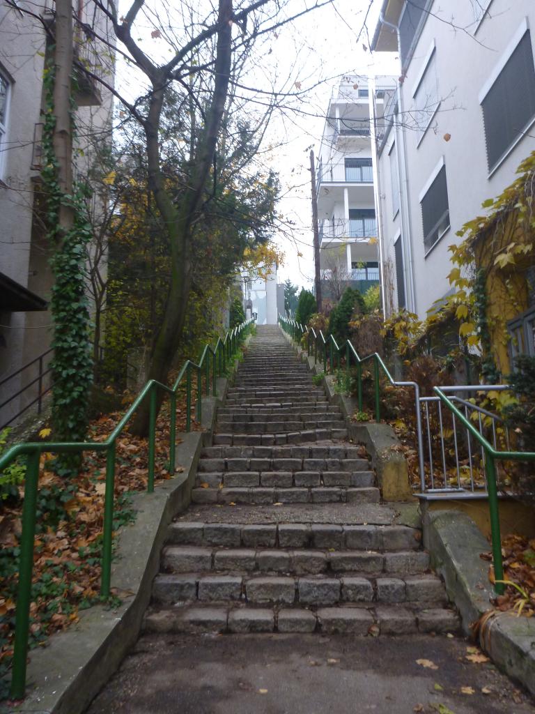 Leereszkedés lépcsőkön a belvárosba