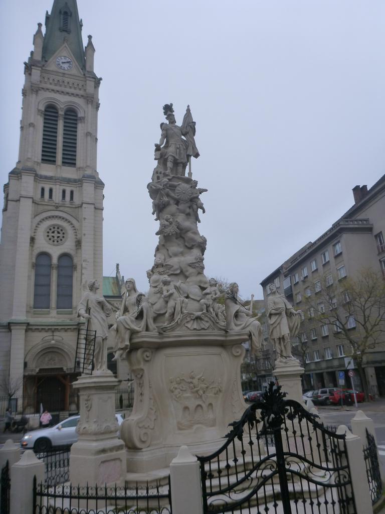 A kegytemplom előtt található Szent Flórián szobor