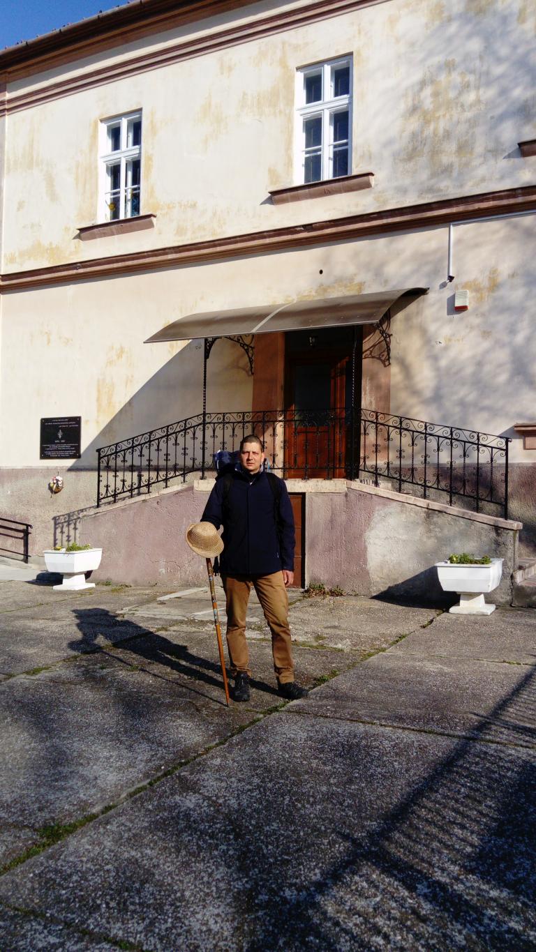 Balázs a volt Zárda iskola előtt