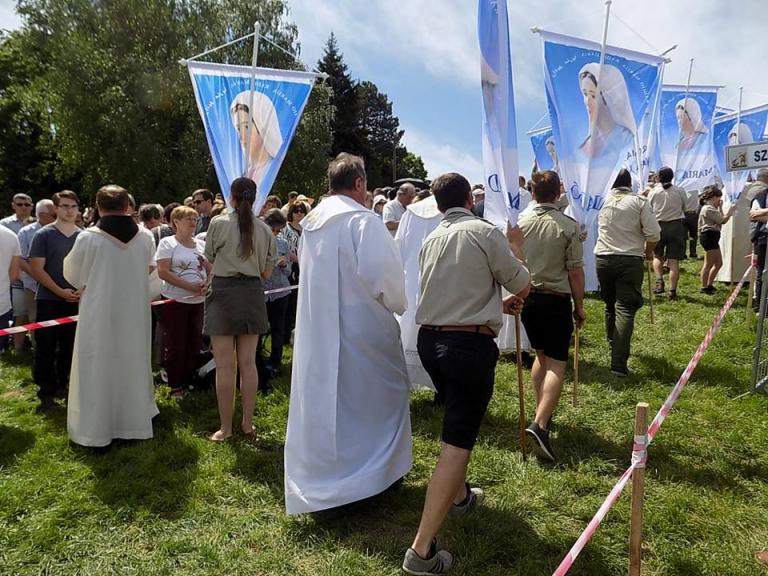 Cserkészek viszik a Mária Rádió-s zászlókat, ami áldoztatást jelezte