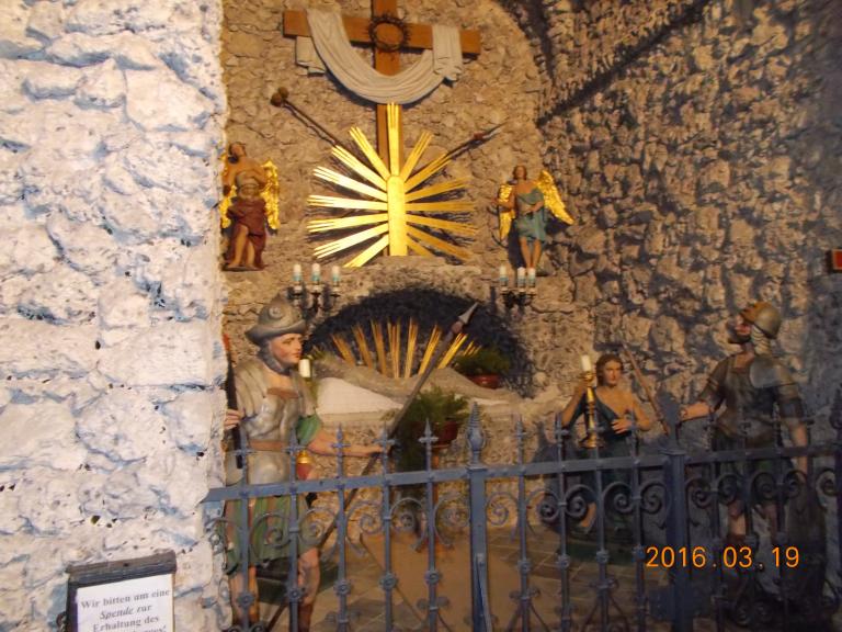 A folyosókkal összekötött kápolnákban életnagyságú szobrok jelenítik meg Krisztus szenvedéseit