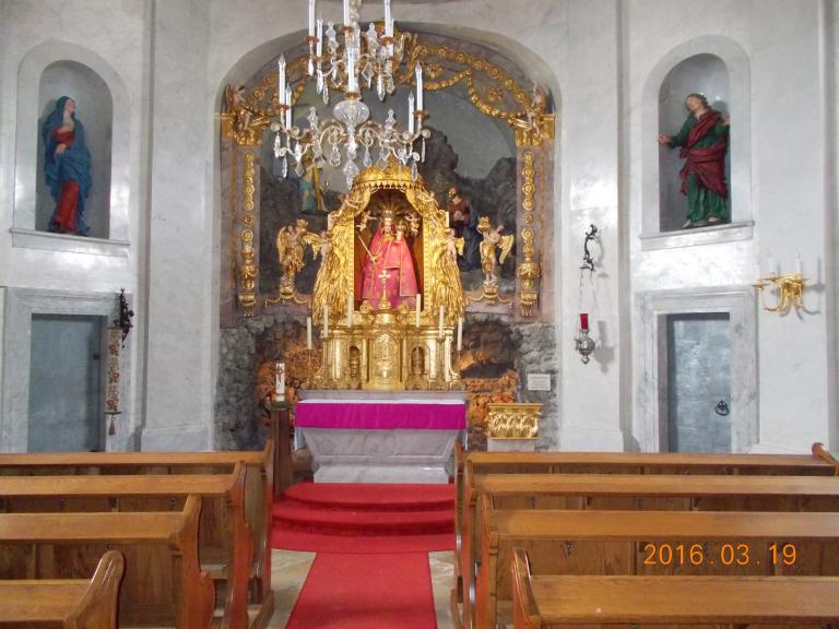 A Keresztút első állomása a gyönyörű Szűz Mária szoborral