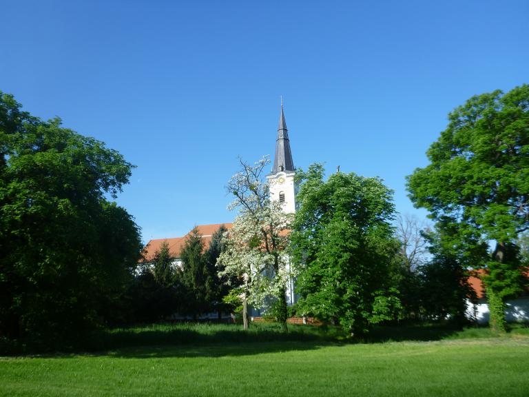 A Szentháromság-templom a park felől