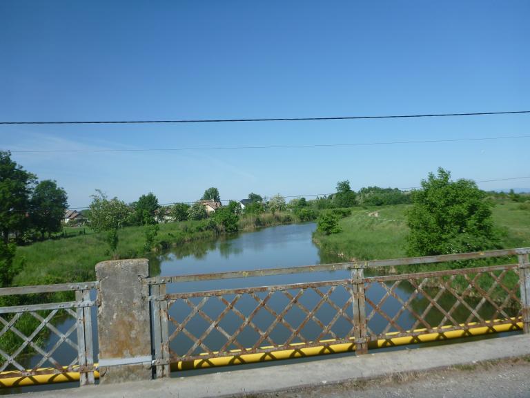A falu szélén levő híd a Feketevízen