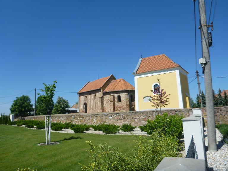 A román stílusú hegyi templom és a barokk Kálváriakápolna
