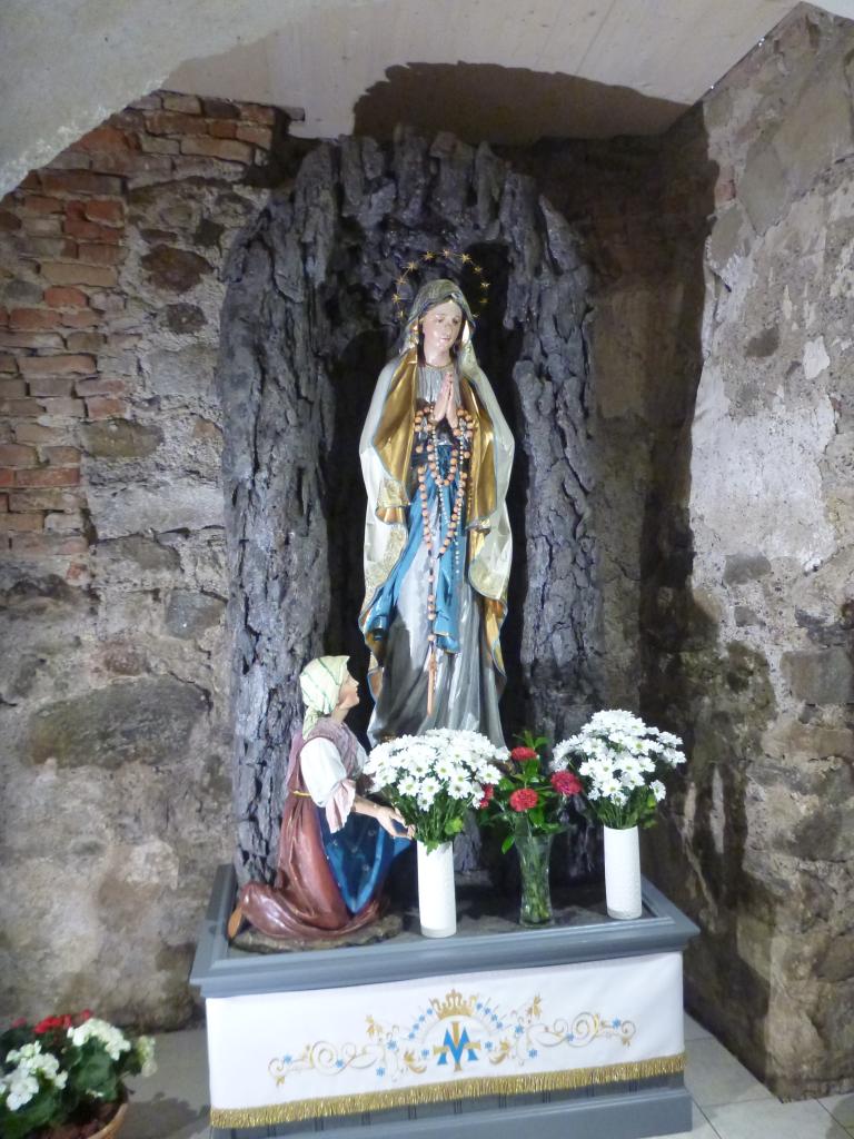 Lourdes-i barlang a torony alatt