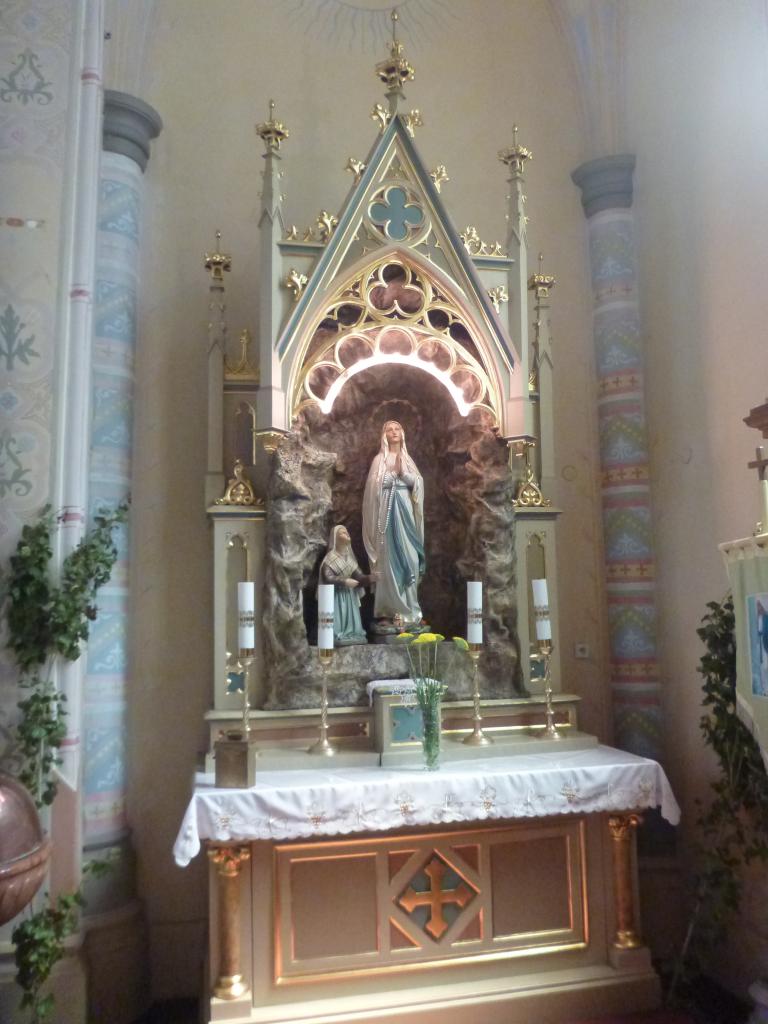 Az újabb Lourdes-i Szűz Mária szobor Szent Bernadett látnokkal