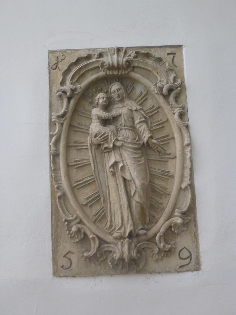 Szűz Mária, mely a város címerében szerepel