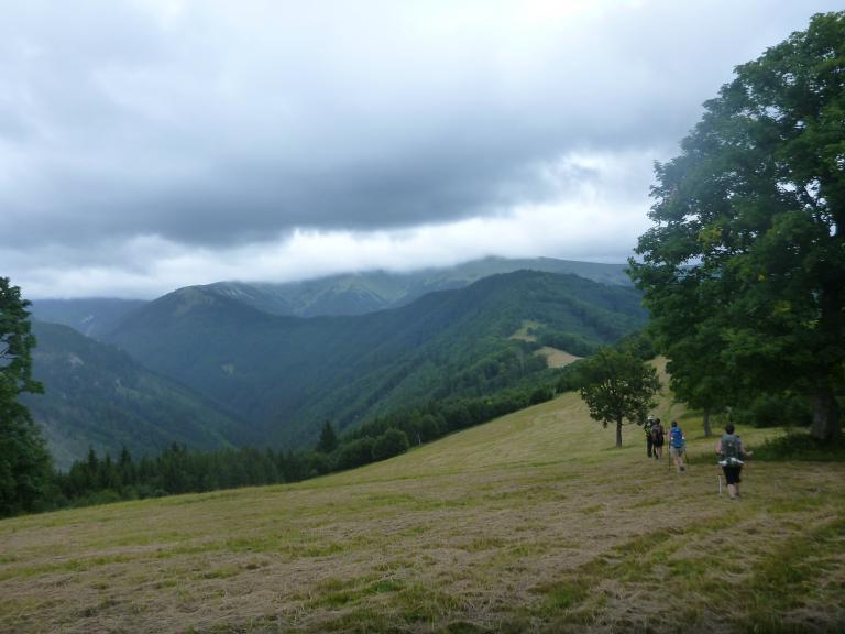 Zadný Japeňtől a zarándokok elé táruló kilátás a környező hegyekre