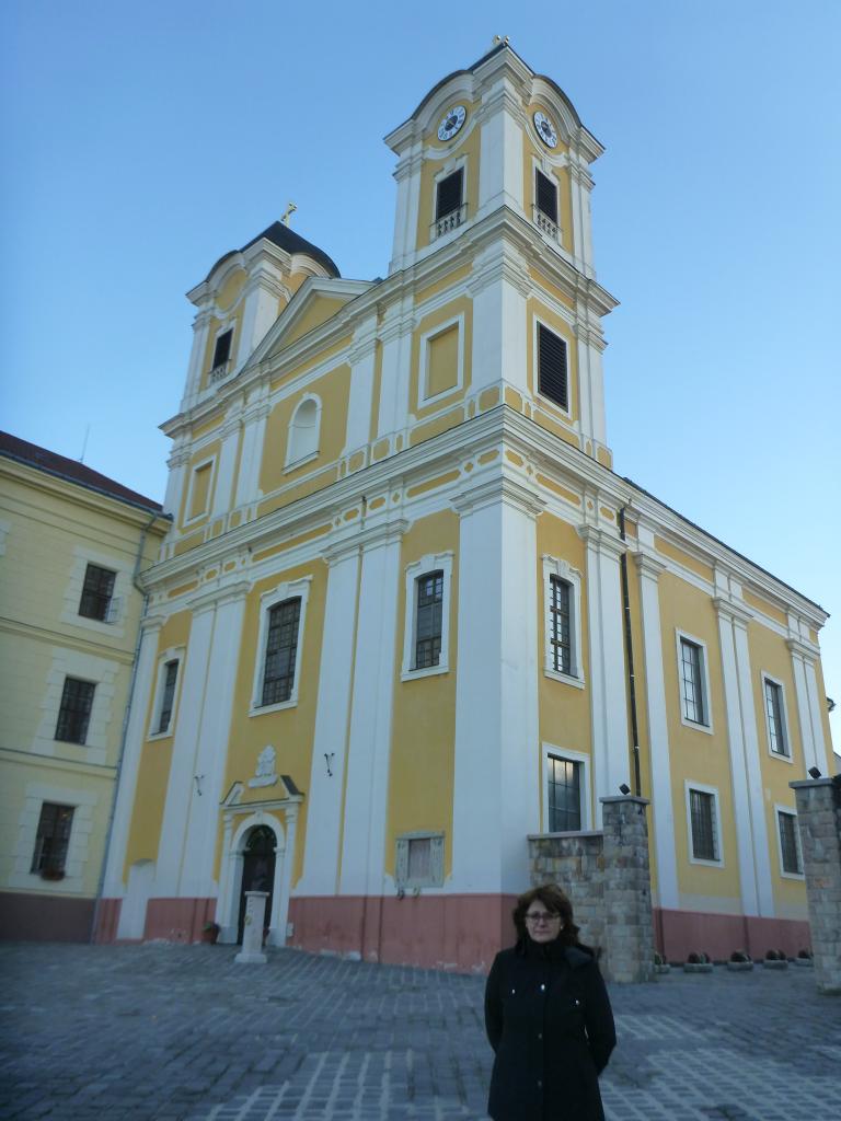 A Magyarok Nagyasszony-bazilikánál