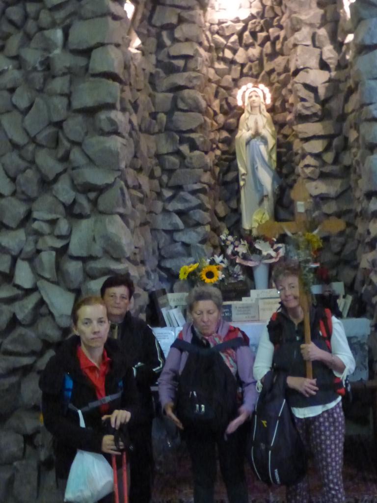 Másnapi indulás Újvárból, a Szent Kereszt-plébániatemplom Lourdes-i barlangjánál