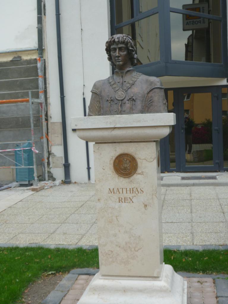 Mátyás király somorjai szobra a városháza közelében