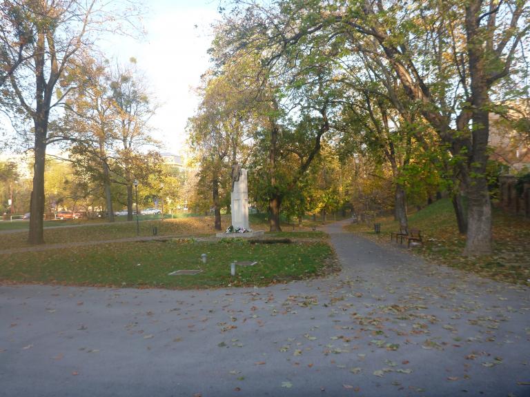 Trnávka és a városfalak közti park őszbe borulva