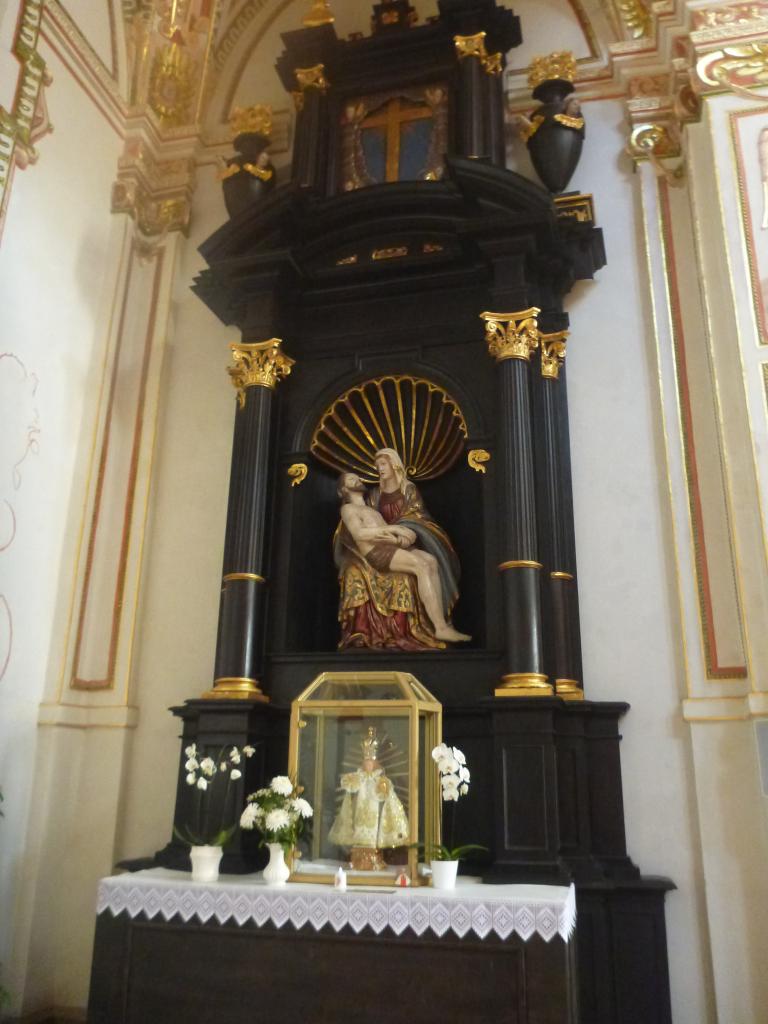 Fájdalmas Anya-oltár Prágai Kisjézussal