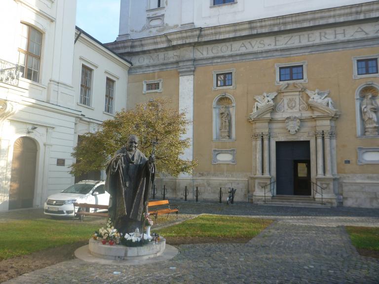 Szent II. János Pál pápa szobra a székesegyház előtt, aki szlovákiai látogatása alatt járt a városban is