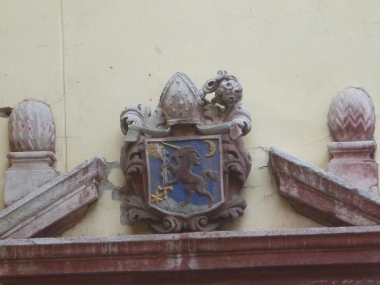 Érdekes címer a ferences kolostor bejárata felett