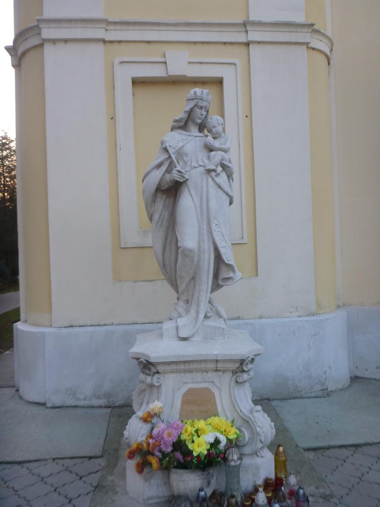 Szűzanya-szobor a templom előtt