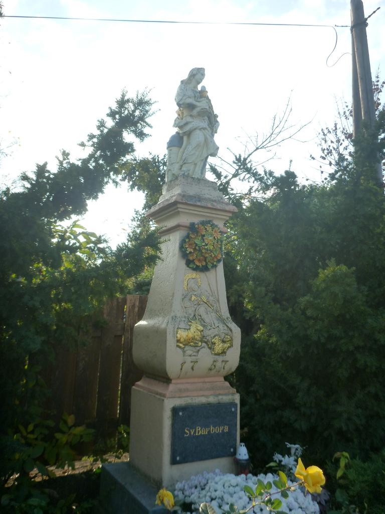 Szent Barbara (Borbála) szobra a faluban