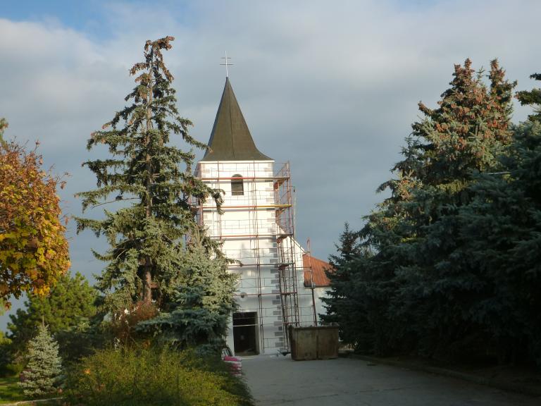 A falu régi Mindenszentek-temploma (13. század), mely felújítás alatt áll