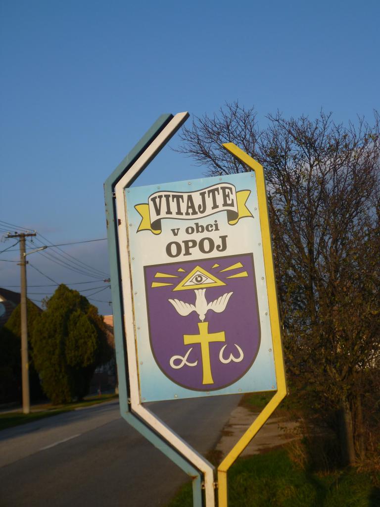 Apaj falu címere. A falu a Mátyusföld északi részén található.