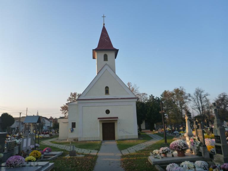 A falu temetőjében található Szentháromság-templom (1775)