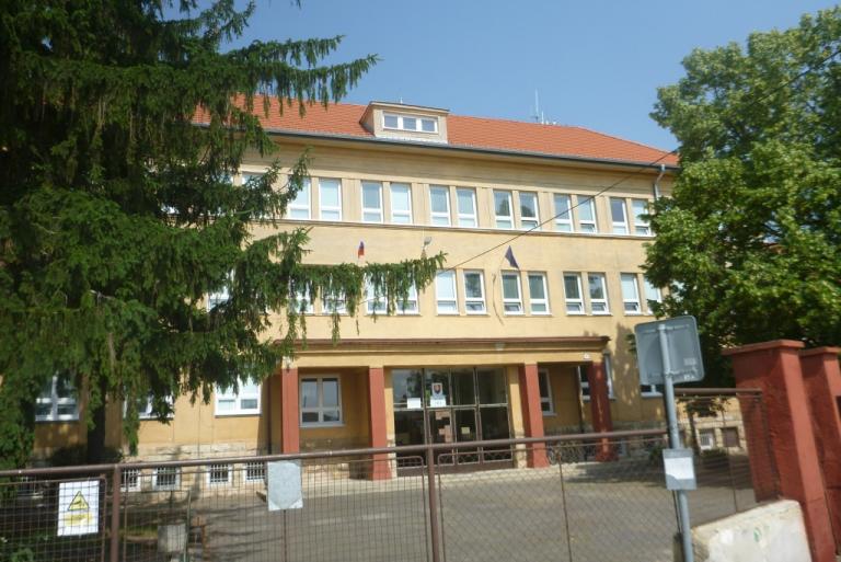 Szentharaszt, általános iskola