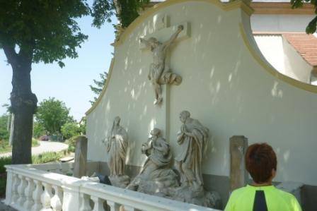 A templom előtt található Kálvária