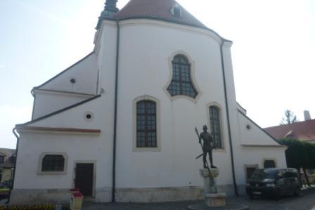 Szent László szobra a plébániatemplom előtt