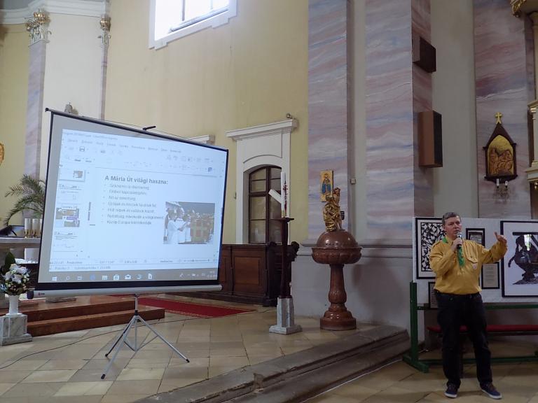 Török András cserkésztiszt a Mária Út felvidéki hálózatát mutatja be a szőgyéni templomban 2019-ben Fotó: Berényi Kornélia