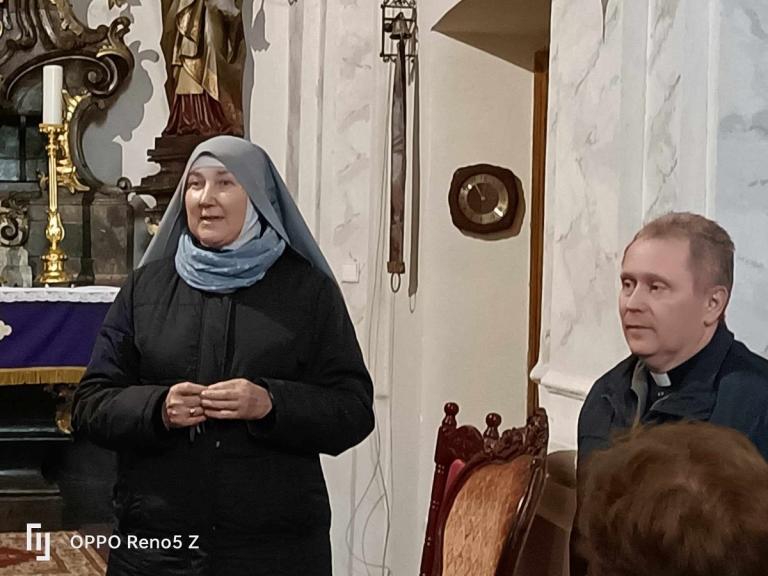 Lépes Lóránt atya és Kucsera Mária Valéria szerzetes nővér fogadta a zarándokokat (Fotó: Via Mariae)