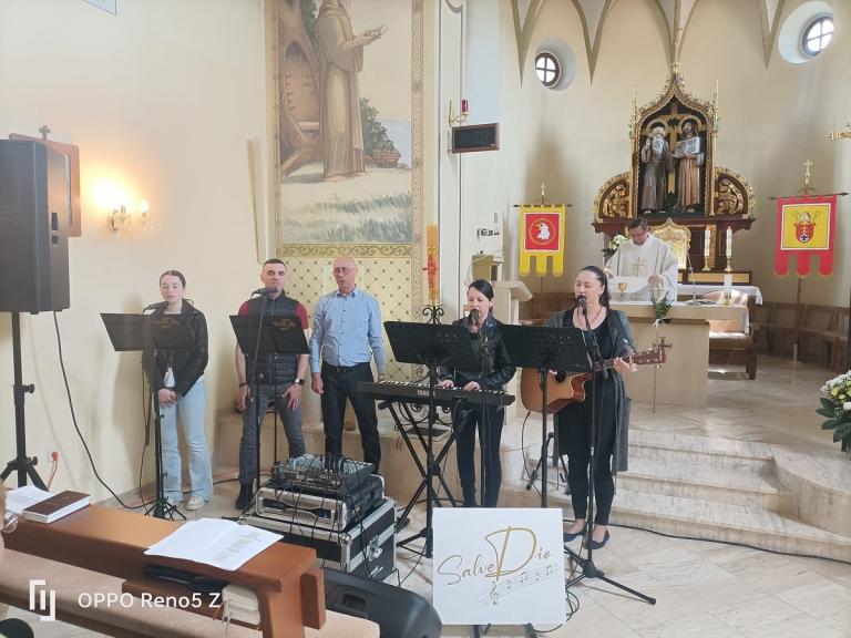 Szentmise a nyitragesztei Salve DiO egyházi zenekarral (Fotó: Patay Péter)