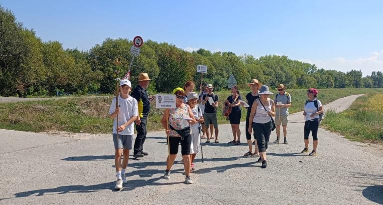 1Úton, „csillagzarándoklat” egy csoportja Nagykérről érkezve (Fotó: Mária Út Felvidéken)