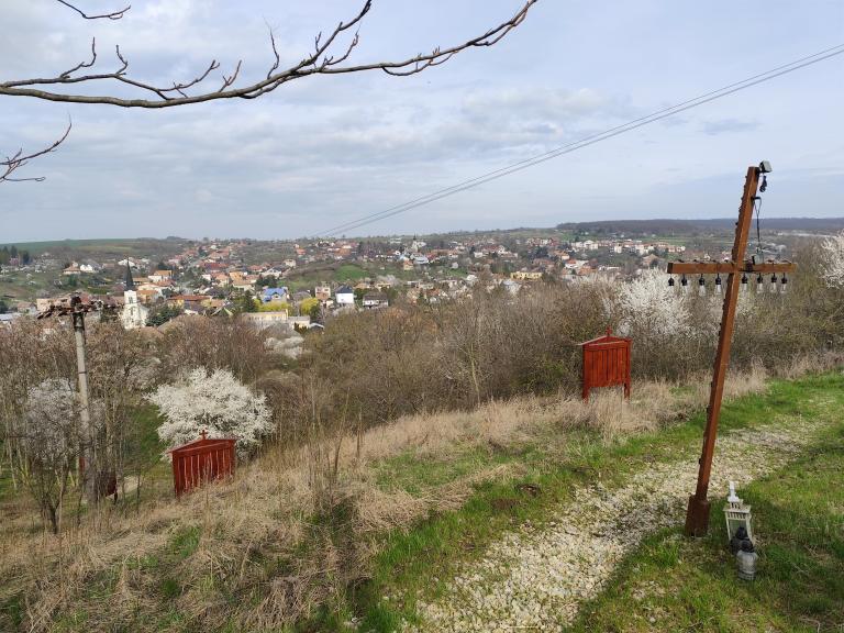 Újlót falura lenéző keresztnél