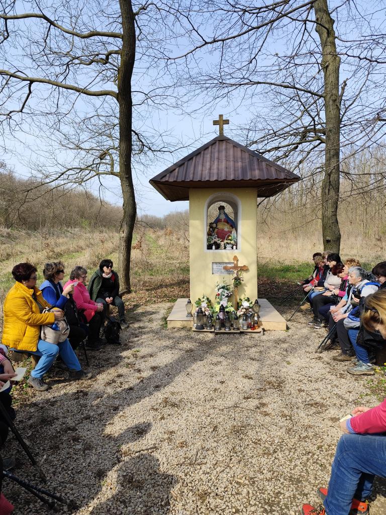 Hétfájdalmú Szűzanya kápolna Bellegszencse (Podhajská) falu közelében