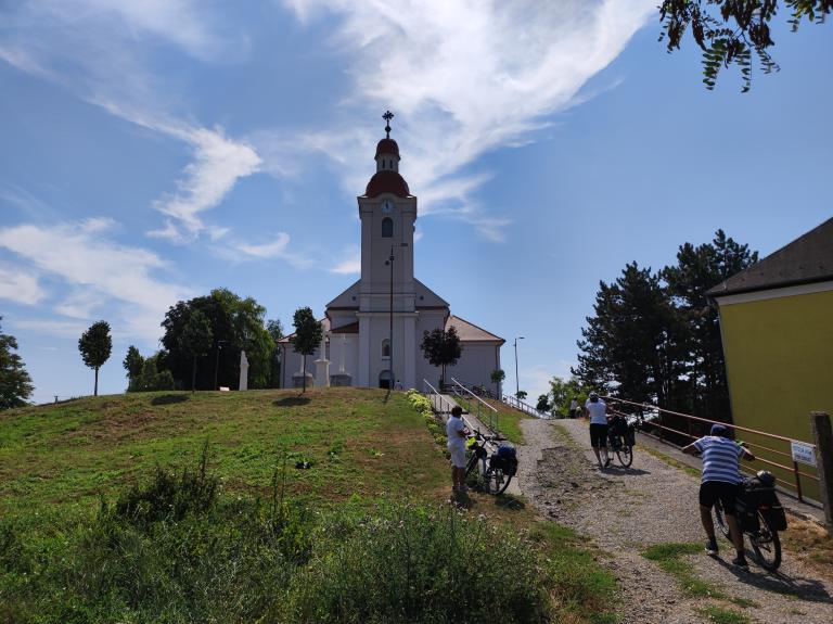 Megérkezés a muzslai templomhoz