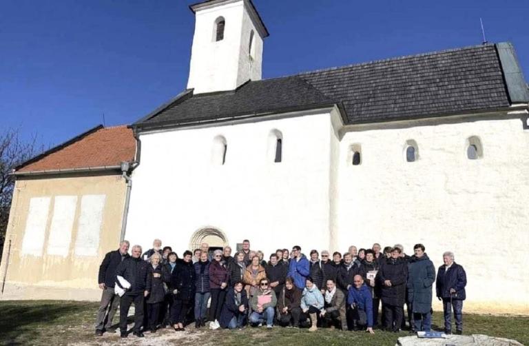 A zarándokcsoport a gímeskosztolányi Szent György-templom előtt (Fotó: Via Mariae Polgári Társulás)