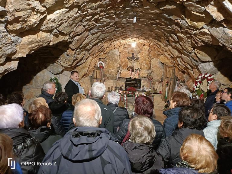 Esterházy János sírkamrájában Csámpai Ottóval, a zarándokközpont vezetőjével (Fotó: Via Mariae Polgári Társulás)