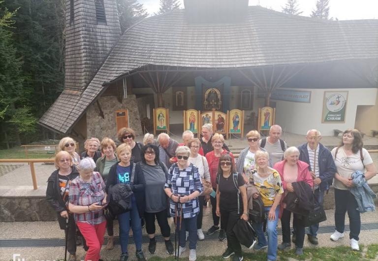A hársádi jubileumi kegytemplom előtt (Fotó: Mária Út Felvidéken)