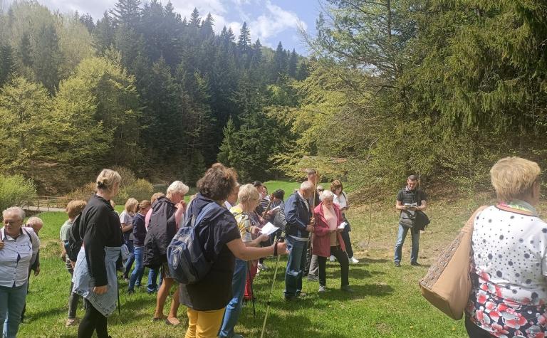 Keresztútjárás közben a hársádi parkban (Fotó: Mária Út Felvidéken)