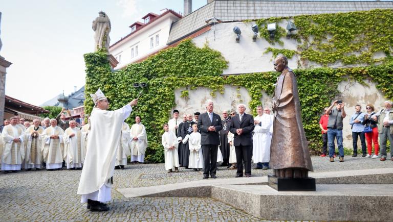 Mindszenty bíboros szobrának felszentelése Mariazellben (Fotó: Magyar Kurír)
