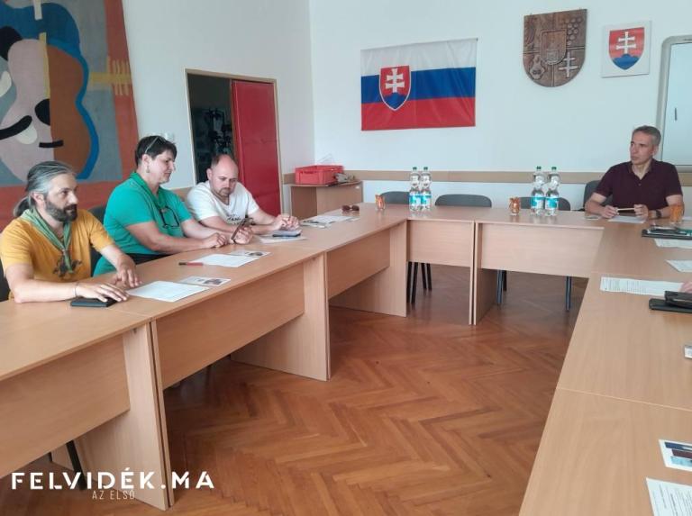 A megbeszélésen: Kovács Tamás, Szendi Erika, Méhes Richárd és Méri Szabolcs polgármester (Fotó: Berényi Kornélia/Felvidék.ma)