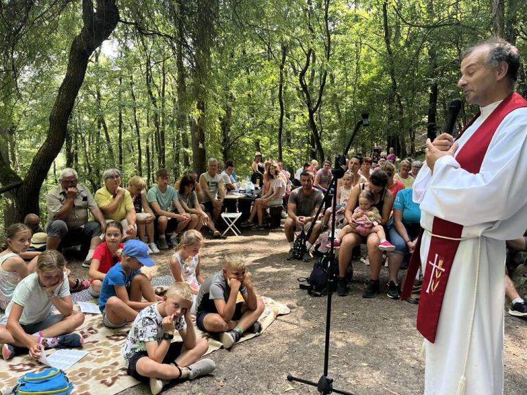 Gyurász Pál atya a szabadtéri szentmisén (Fotó: Mária Út Felvidéken)