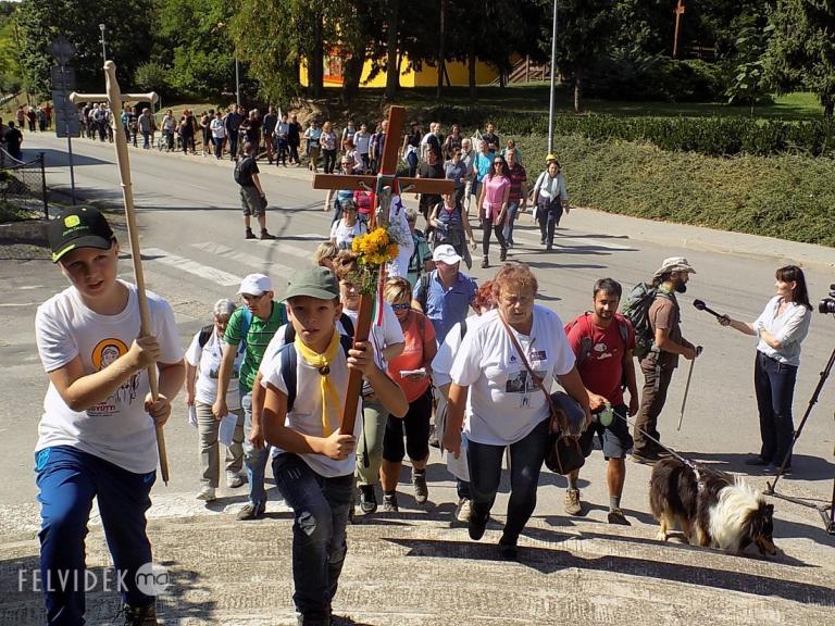 Zarándokok érkeznek a szőgyéni templomhoz, 2019 (Fotó: Berényi Kornélia)