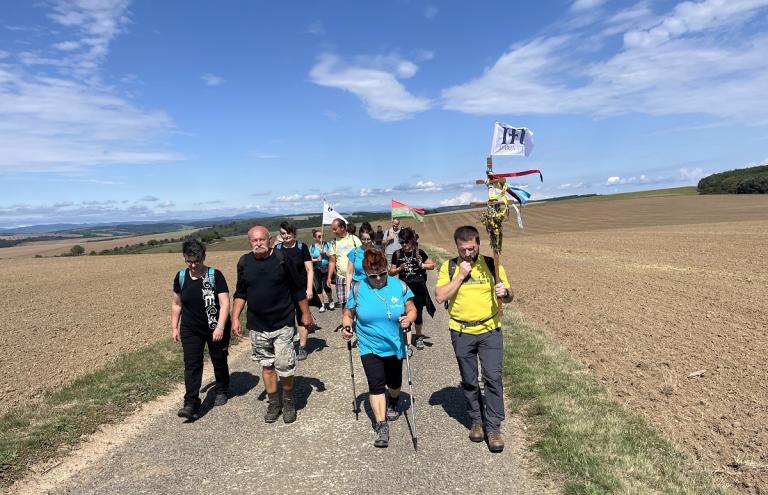 Gyalogosan a korponai fennsíkon (Fotó: Via Mariae Pt.)