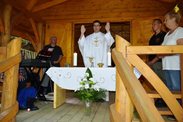 Csák András ceredi plébános misét celebrál 