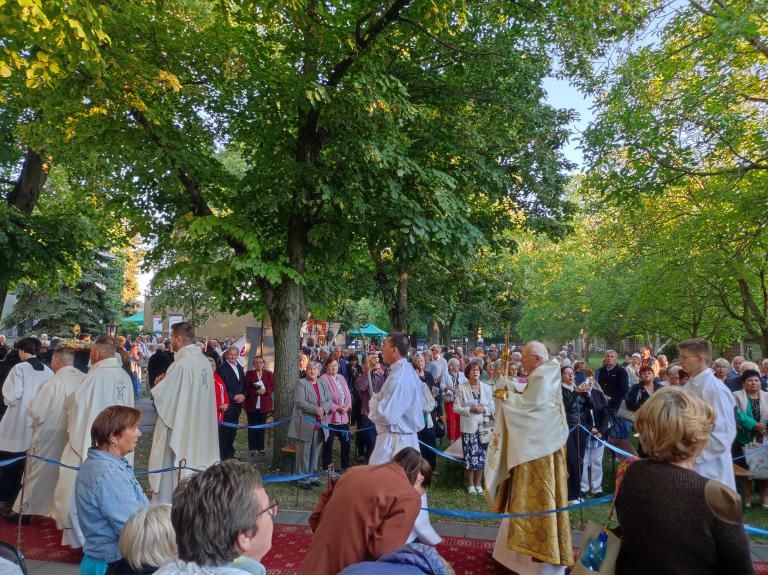 Szentségi körmenet a Bacsfa-Szentantalonn (Fotó: Via Mariae Pt.)