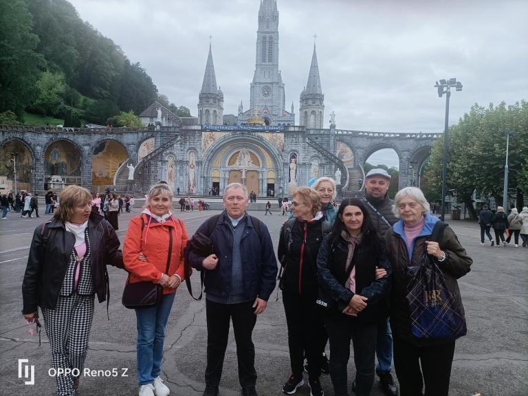 Kisebb csoport Lourdes-ben, középen Lépes Lóránt atya (Fotó: Via Mariae Pt.) Kisebb csoport Lourdes-ben, középen Lépes Lóránt atya (Fotó: Via Mariae Pt.)