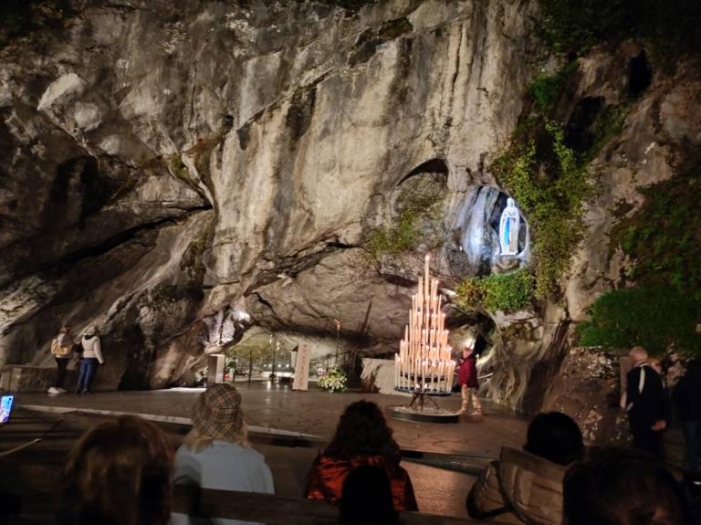 Este a jelenések kegyhelyén (Fotó: Via Mariae Pt.) Este a jelenések kegyhelyén (Fotó: Via Mariae Pt.)